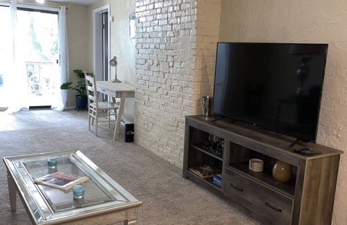 Swissvale Apartment | King Bed + Balcony in Swissvale- Neicy’s Nest-B