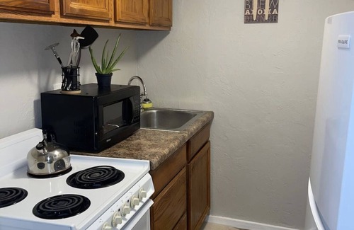 Swissvale Apartment | King Bed + Balcony in Swissvale- Neicy’s Nest-B