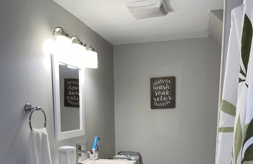 Swissvale Apartment | King Bed + Balcony in Swissvale- Neicy’s Nest-B