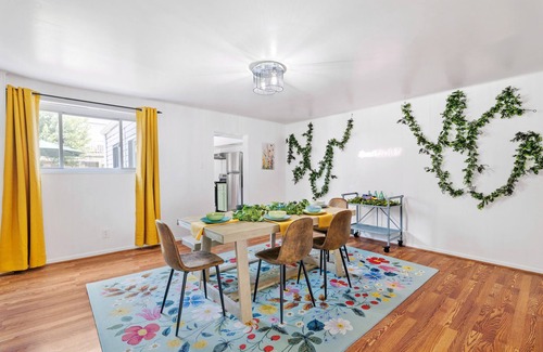 South Side Flats House | King Bed - BBQ & Hot Tub - Centrally Located