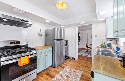 South Side Flats House | King Bed - BBQ & Hot Tub - Centrally Located