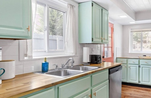 South Side Flats House | King Bed - BBQ & Hot Tub - Centrally Located