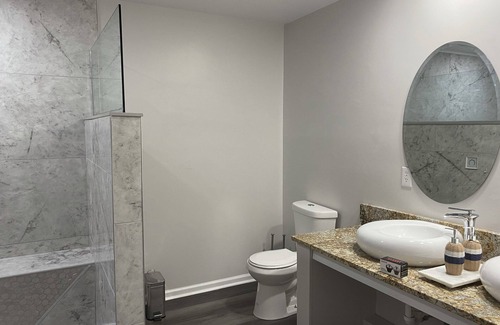 Hampton House | King Bed Beach house 5 mins to beach! Wifi-2TVs-Free Parking