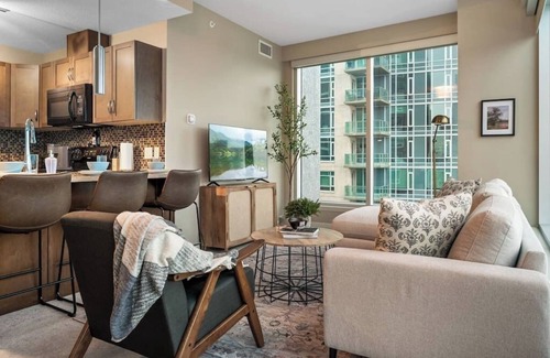Victoria Park Apartment | King Bed | Calgary Tower Views |Walk to Saddledome
