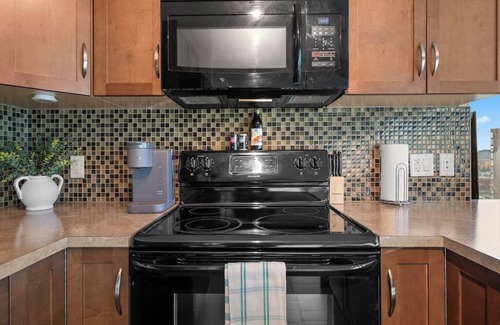 Victoria Park Apartment | King Bed | Calgary Tower Views |Walk to Saddledome