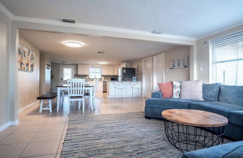 Southgate House | King bed, close to Siesta, Lido, and Downtown Sarasota!