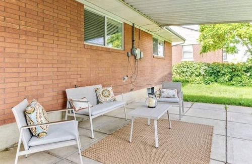 South Ogden House | King Bed | Cozy Living Room|Board Games