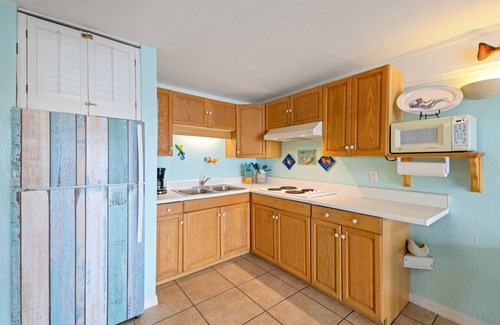Cedar Key Condo | King Bed 🐬 Dolphin watching 🐬 Walkable to Downtown