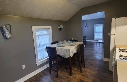 Lansing Apartment | King Bed Downtown Sparrow Hospital