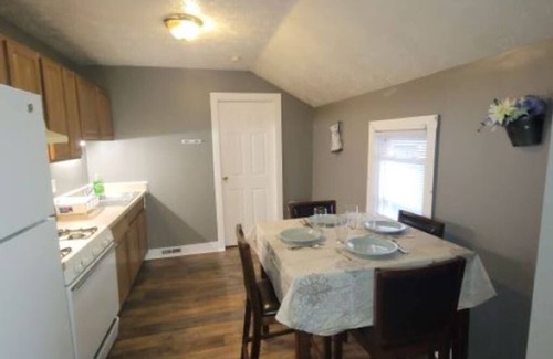 Lansing Apartment | King Bed Downtown Sparrow Hospital
