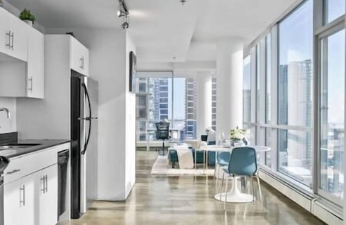 Beltline Apartment | King Bed | DT Views | UG Park | Walk to Saddledome