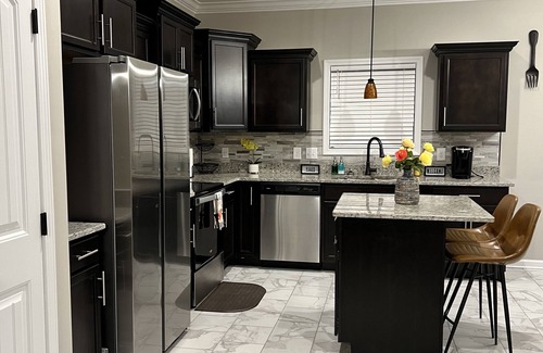 Clarksville House | KING BED~Family~Large Groups~Basketball~Private POOL~Jacuzzi tub~Game Room