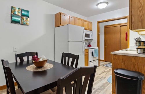 Wauwatosa Apartment | King Bed - FAST WiFi - Near Froedtert