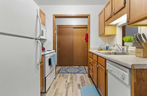 Wauwatosa Apartment | King Bed - FAST WiFi - Near Froedtert