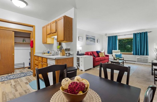 Wauwatosa Apartment | King Bed - FAST WiFi - Near Froedtert
