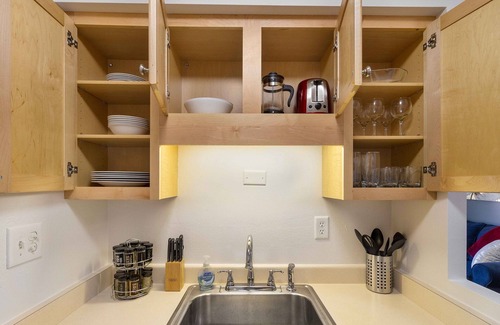 Wauwatosa Apartment | King Bed-FAST WiFi - Near Froedtert - Undrgrd Parking