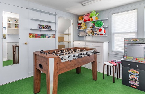 West Peoria House | King Bed, Foosball, and Beyond...