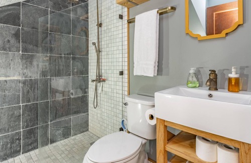 West Peoria House | King Bed, Foosball, and Beyond...