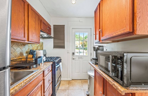 Southwest Quadrant House | {King Bed & Free Parking & Fenced Yard} ~ {Vintage Retreat}