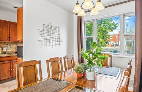 Southwest Quadrant House | {King Bed & Free Parking & Fenced Yard} ~ {Vintage Retreat}