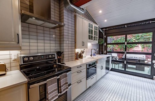South Side Flats House | King Bed | Free Parking | Arcade | Fire Pit