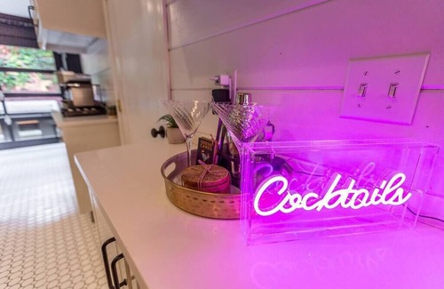South Side Flats House | King Bed | Free Parking | Arcade | Fire Pit