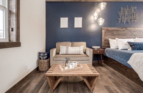 Prescott Hotel | King Bed | Free Parking | Walk to Philanders
