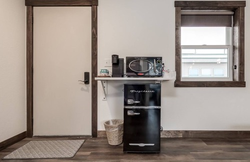 Prescott Hotel | King Bed | Free Parking | Walk to Philanders