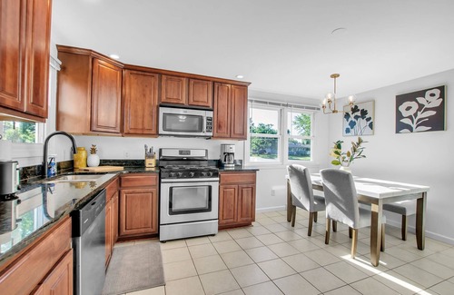 Cheektowaga House | King Bed, Fresh & Clean. 3 Bed 1.5 Bath, Extended Stay.