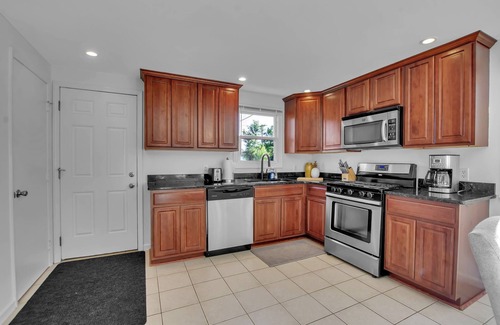 Cheektowaga House | King Bed, Fresh & Clean. 3 Bed 1.5 Bath, Extended Stay.