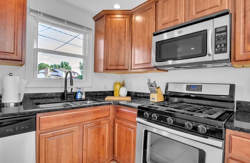 Cheektowaga House | King Bed, Fresh & Clean. 3 Bed 1.5 Bath, Extended Stay.