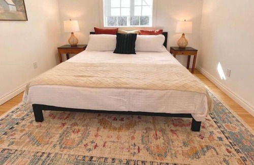 Farmington House | King Bed, Full Kitchen, Bon Fire Pit, Porch Swing, Peaceful, Hiking