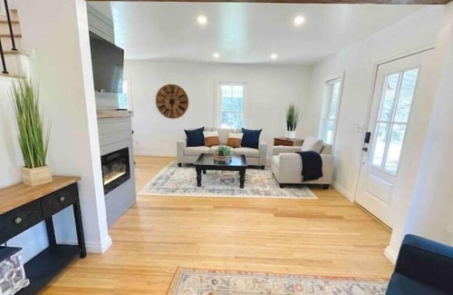 Farmington House | King Bed, Full Kitchen, Bon Fire Pit, Porch Swing, Peaceful, Hiking