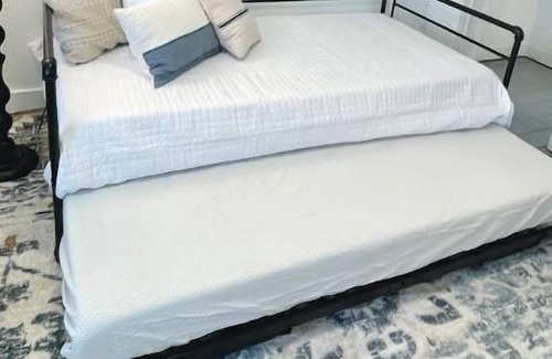 Farmington House | King Bed, Full Kitchen, Bon Fire Pit, Porch Swing, Peaceful, Hiking