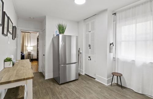 Rochester House | King Bed Full Kitchen Self Check-In Parking UofR