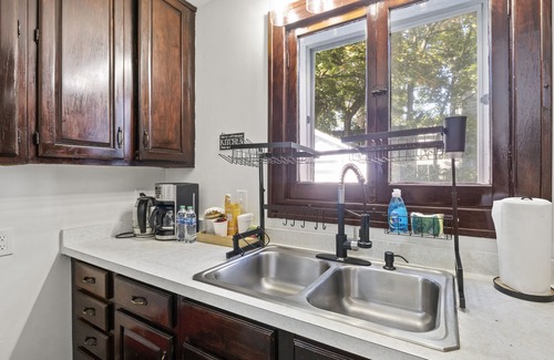 Rochester House | King Bed Full Kitchen Self Check-In Parking UofR