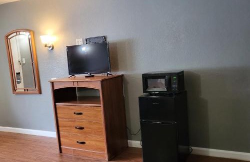 Livingston Apartment | King Bed Hotel Studio 106