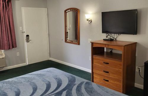 Livingston Apartment | King Bed Hotel Studio 106