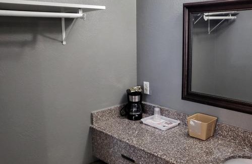 Livingston Apartment | King Bed Hotel Studio 106