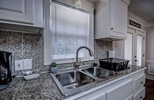 Tougaloo House | *King* Bed House in the Heart of Jackson