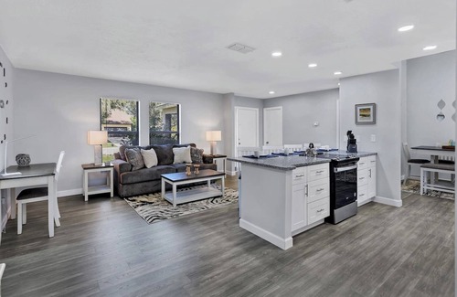 Fruitville House | King Bed huge kitchen Ping-Pong screened patio