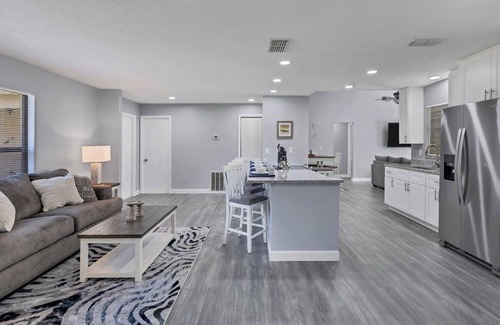 Fruitville House | King Bed huge kitchen Ping-Pong screened patio