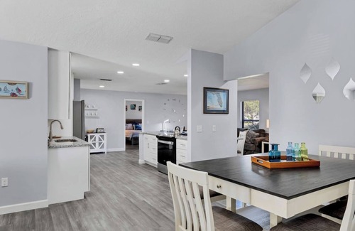 Fruitville House | King Bed huge kitchen Ping-Pong screened patio