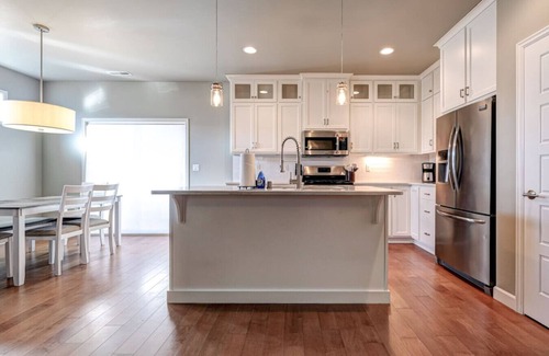 Tri-Cities House | King Bed, Large Kitchen, Yard & Garage #6027