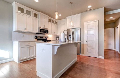 Tri-Cities House | King Bed, Large Kitchen, Yard & Garage #6027