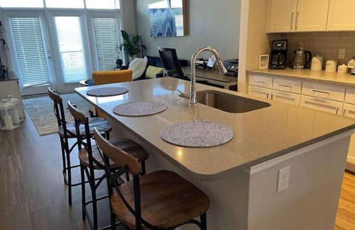 North Decatur Apartment | King Bed -Message me for Spring Special