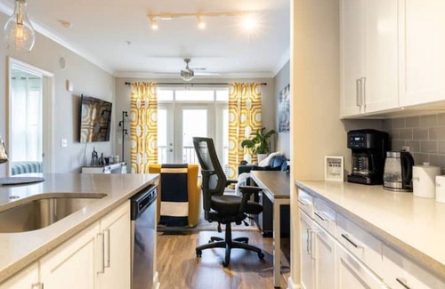 North Decatur Apartment | King Bed -Message me for Spring Special