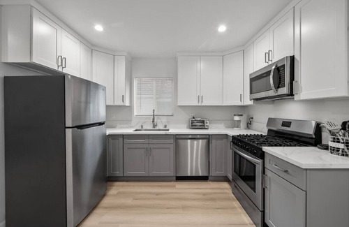 Burbank Apartment | King Bed Near Universal Studios | In-Unit W/D 2002