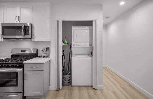 Burbank Apartment | King Bed Near Universal Studios | In-Unit W/D 2002