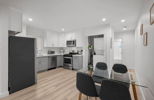 Burbank Apartment | King Bed Near Universal Studios | In-Unit W/D 2002